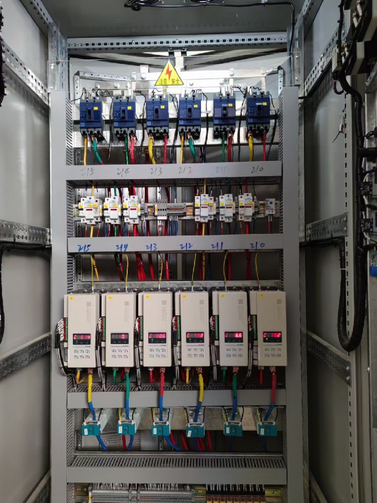 在电力调整器设计中，若何处置电源抖动和电网脉动的影响？