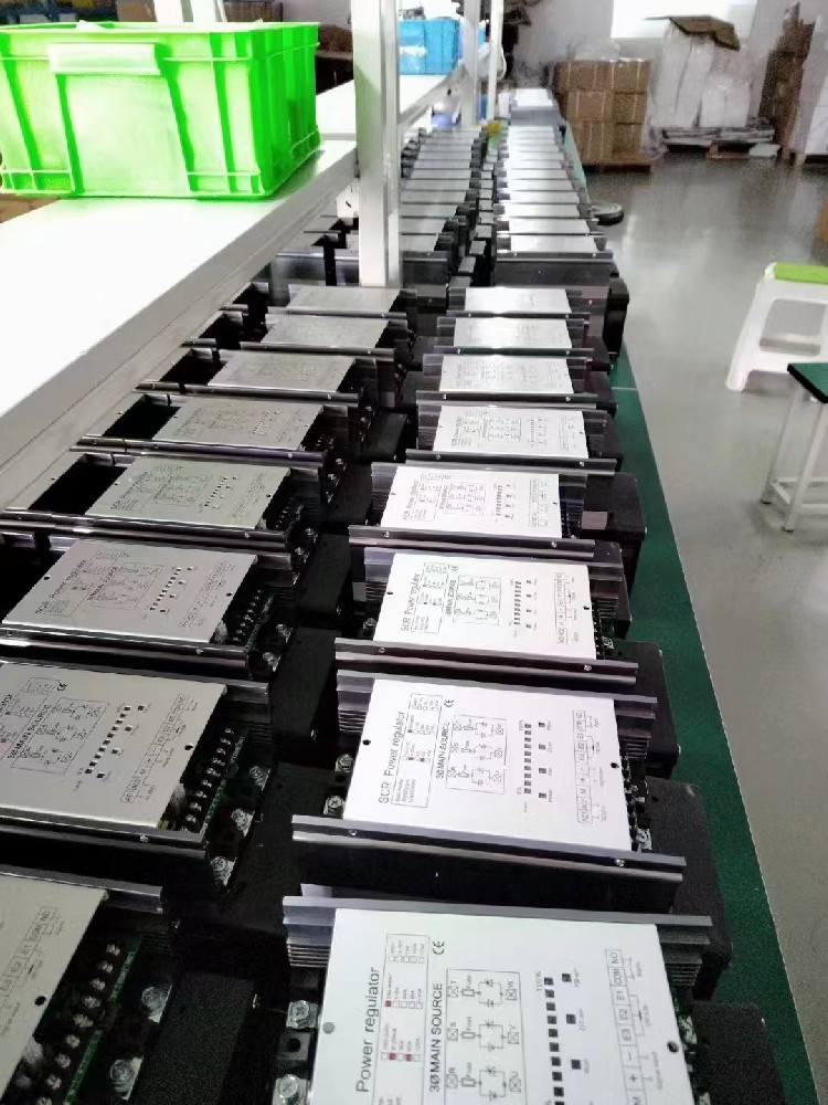 电力调整器的自适应节造战术是若何应对环境变动和参数不确定性的？