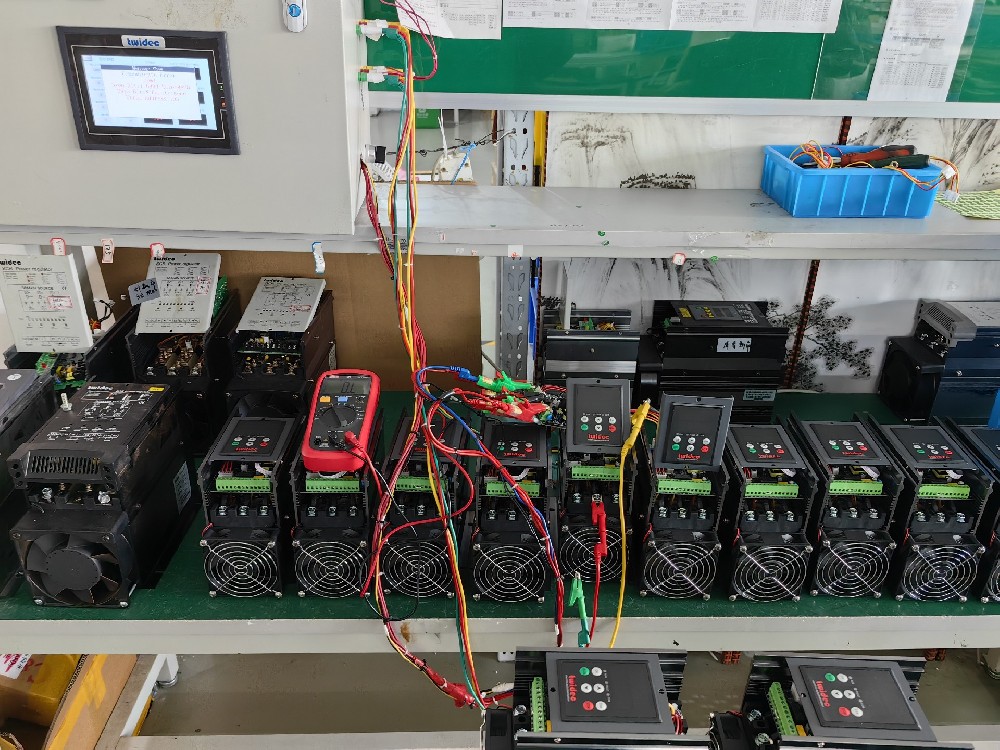 晶闸管在互换电力调整器中是若何实现电压调节的？