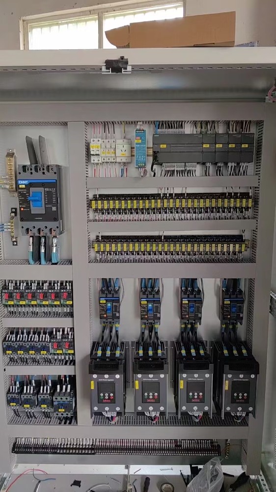 对于高精度的设备（如精密仪器、医疗设备）供电，电力调整器能否满足其对电压和频率不变性的要求？