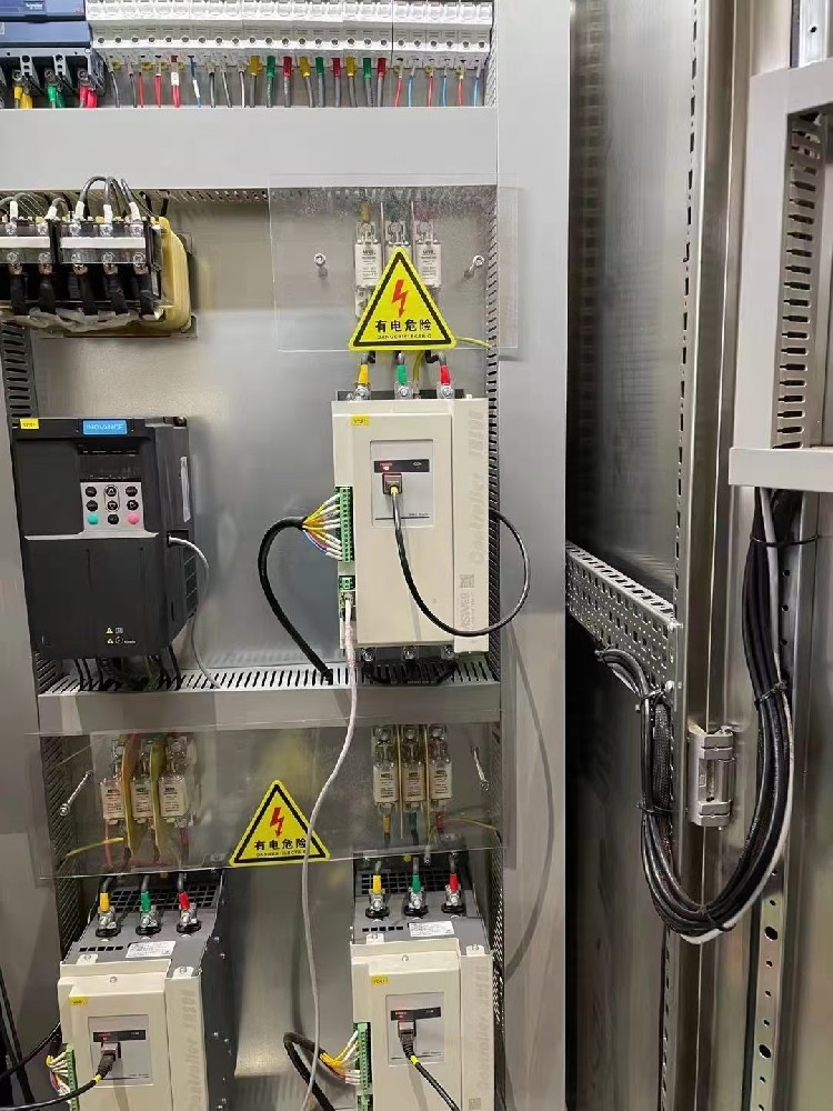 在医疗设备中使用电力调整器，必要沉点关注哪些特殊的安全尺度？