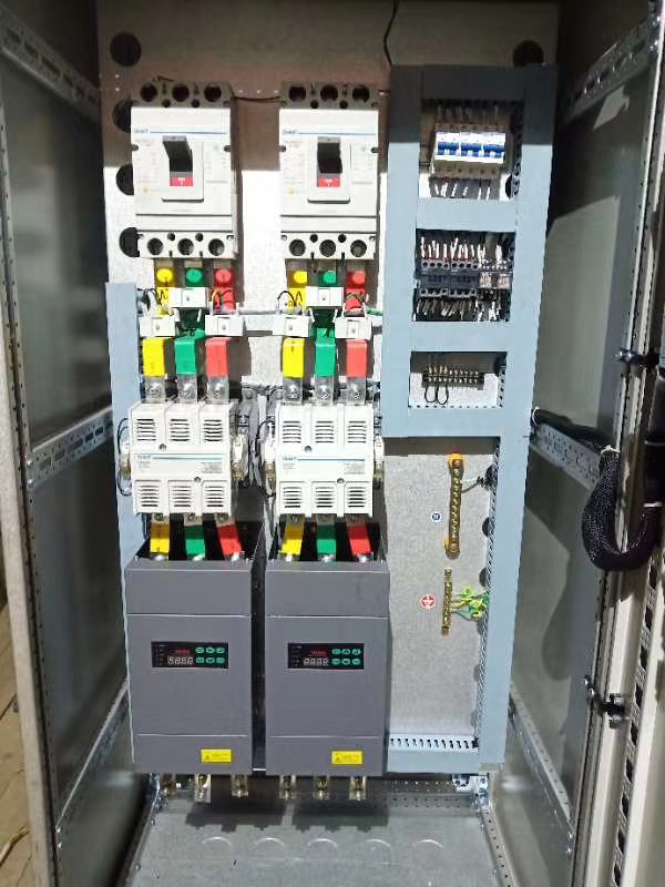 若何通过电力调整器实现对电机软启动和软终场的精确节造？