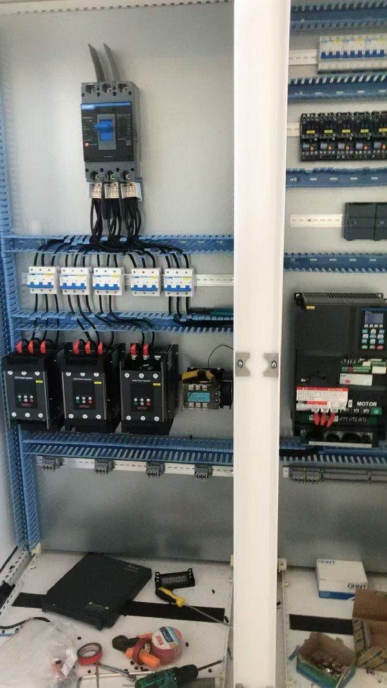 若何通过电力调整器实现对散布式能源资源的聚合与有效利用？