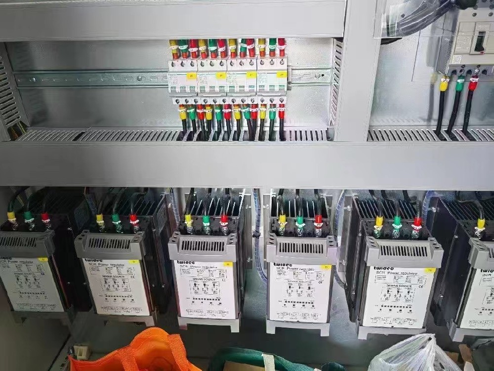 电力调整器的散热电扇败坏，临时没有相宜的备件更换，能否短功夫内持续运行设备？