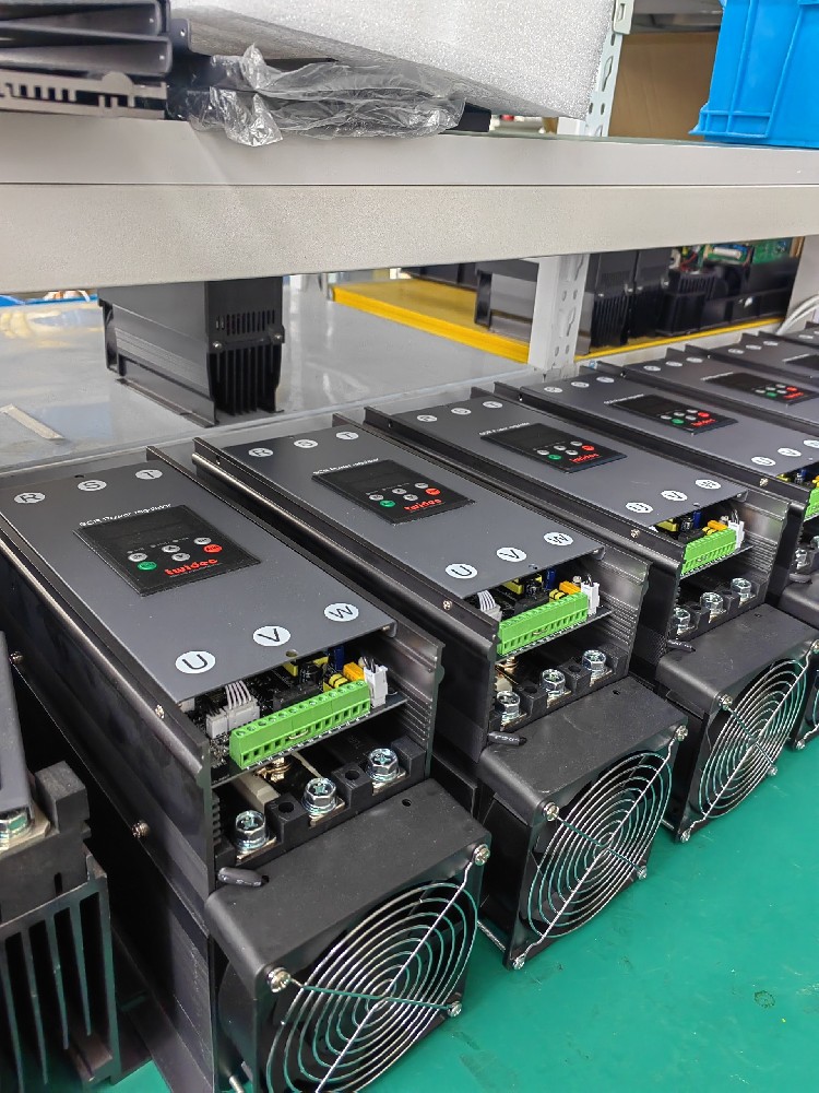 给电力调整器建设的保险丝频仍熔断，怎么判断是设备过载还是保险丝规格不合？