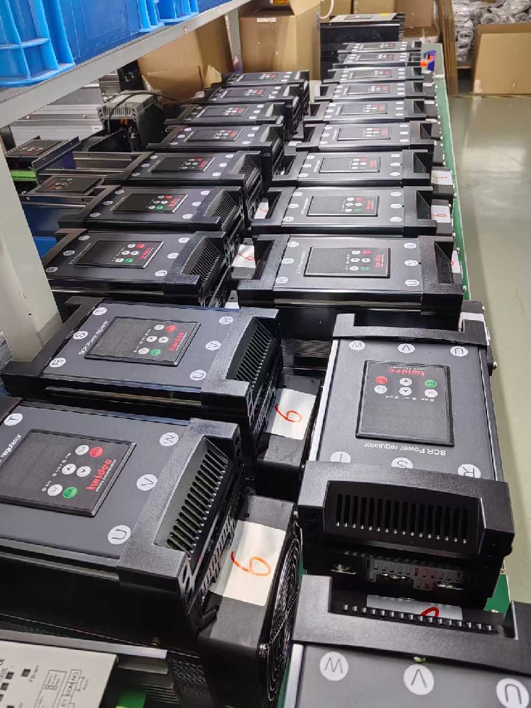 尝试将电力调整器与新的负载设备衔接，却无法正常工作，该从哪些方面排查兼容性问题？